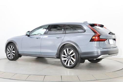 Thunder Grey Metallic 2022 Volvo V90 Cross Country B6