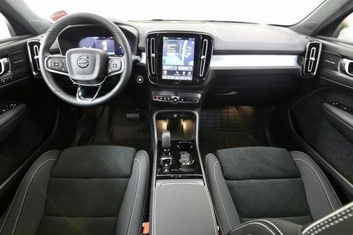 2026 Volvo XC40 Black Edition Ultra, B5 AWD Gas (mild hybrid)