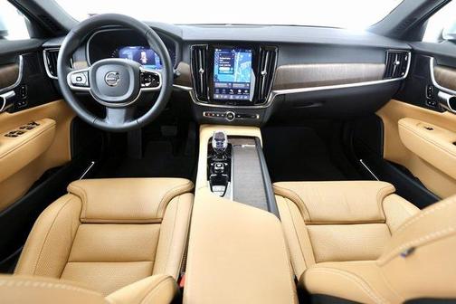 2025 Volvo V90 Cross Country Ultra, B6 AWD Gas (mild hybrid)