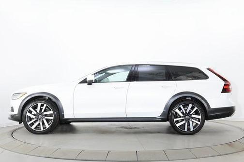2025 Volvo V90 Cross Country Ultra, B6 AWD Gas (mild hybrid)