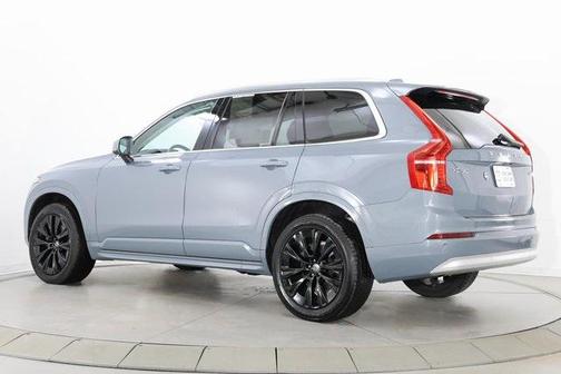2022 Volvo XC90 T6 Momentum