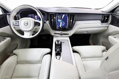 2023 Volvo XC60 B5 Ultimate Bright Theme