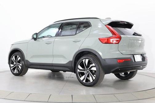2025 Volvo XC40 B5 Plus Dark Theme