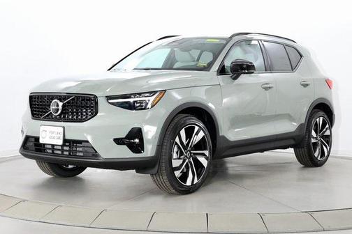 2025 Volvo XC40 B5 Plus Dark Theme