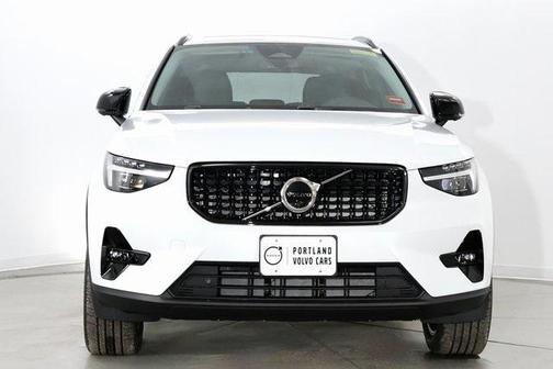 2026 Volvo XC40 Plus, B5 AWD Gas (mild hybrid), Dark