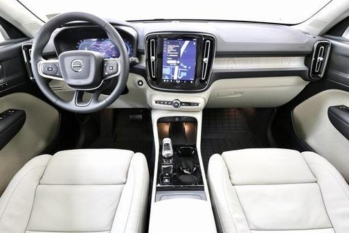 2025 Volvo XC40 B5 Plus Bright Theme