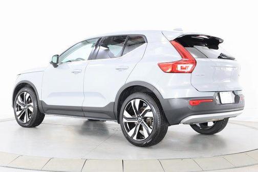 Vapor Grey Metallic 2024 Volvo XC40 B5 Ultimate Bright Theme