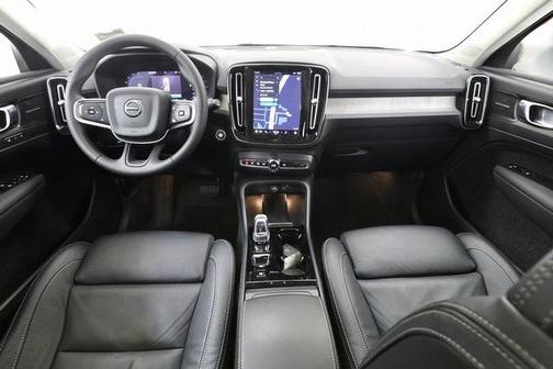 2024 Volvo XC40 B5 Ultimate Bright Theme