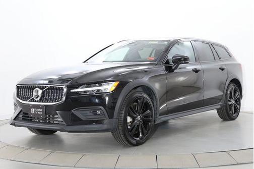 Onyx Black 2025 Volvo V60 Cross Country Plus, B5 AWD Gas (mild hybrid)