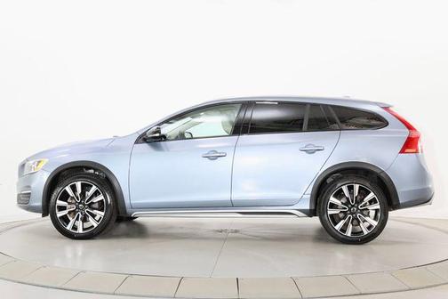 Mussel Blue Metallic 2018 Volvo V60 Cross Country T5