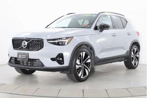 Vapour Grey Metallic 2025 Volvo XC40 B5 Plus Dark Theme