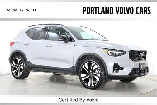Vapour Grey Metallic 2025 Volvo XC40 B5 Plus Dark Theme