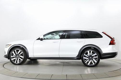 2025 Volvo V90 Cross Country Ultra, B6 AWD Gas (mild hybrid)