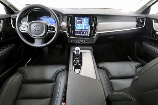 2025 Volvo V90 Cross Country Ultra, B6 AWD Gas (mild hybrid)