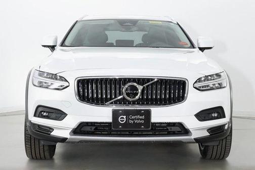 2025 Volvo V90 Cross Country Ultra, B6 AWD Gas (mild hybrid)