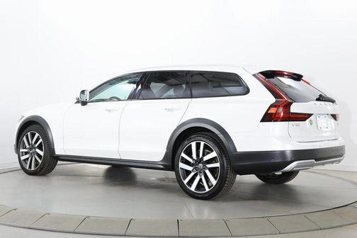 2025 Volvo V90 Cross Country Ultra, B6 AWD Gas (mild hybrid)
