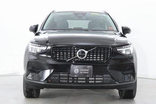 2024 Volvo XC40 B5 Core Dark Theme