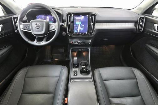 2024 Volvo XC40 B5 Core Dark Theme