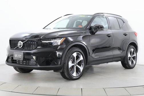 2024 Volvo XC40 B5 Core Dark Theme