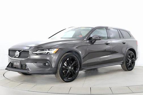 2025 Volvo V60 Cross Country Plus, B5 AWD Gas (mild hybrid)