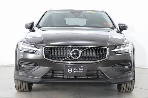 2025 Volvo V60 Cross Country Plus, B5 AWD Gas (mild hybrid)