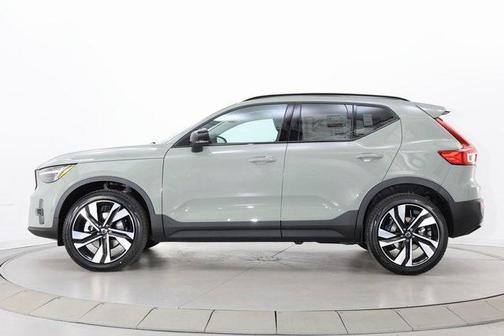 2025 Volvo XC40 B5 Plus Dark Theme
