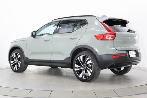2025 Volvo XC40 B5 Plus Dark Theme