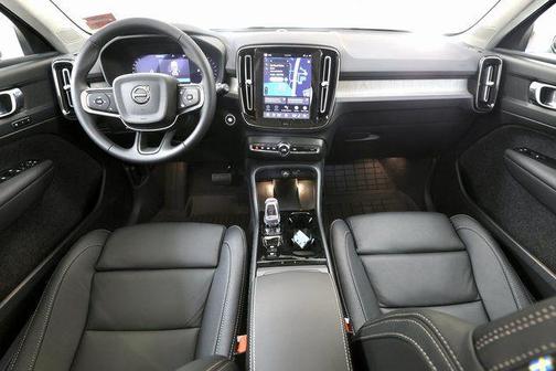 Onyx Black 2026 Volvo XC40 Plus, B5 AWD Gas (mild hybrid), Dark