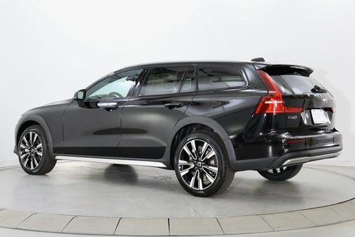 Onyx Black Metallic 2026 Volvo V60 Cross Country Ultra, B5 AWD Gas (mild hybrid)