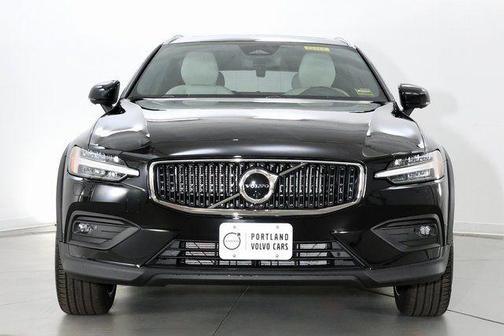 Onyx Black Metallic 2026 Volvo V60 Cross Country Ultra, B5 AWD Gas (mild hybrid)