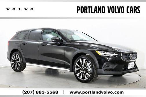Onyx Black Metallic 2026 Volvo V60 Cross Country Ultra, B5 AWD Gas (mild hybrid)