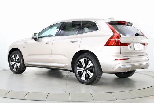 2023 Volvo XC60 Recharge Plug-In Hybrid T8 Core Bright Theme