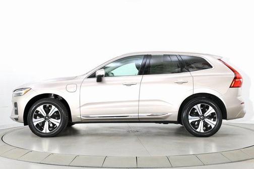 2023 Volvo XC60 Recharge Plug-In Hybrid T8 Core Bright Theme