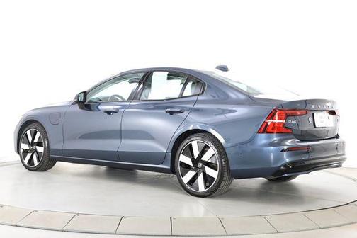 2024 Volvo S60 Recharge Plug-In Hybrid T8 Ultimate Dark Theme