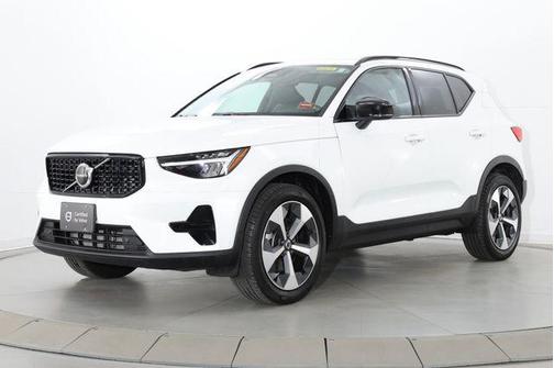Crystal White Metallic 2024 Volvo XC40 B5 Core Dark Theme