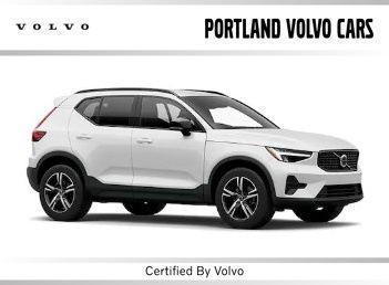 Crystal White Metallic 2024 Volvo XC40 B5 Core Dark Theme