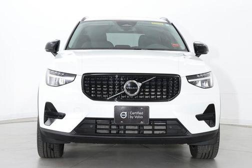 Crystal White Metallic 2024 Volvo XC40 B5 Core Dark Theme