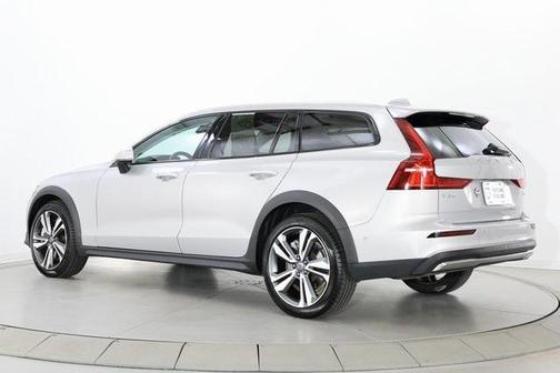 2025 Volvo V60 Cross Country B5 Plus