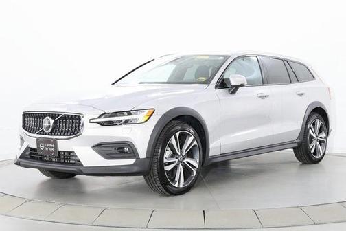2025 Volvo V60 Cross Country B5 Plus