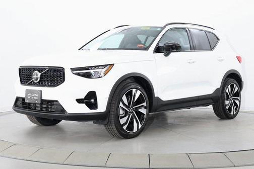 2025 Volvo XC40 B5 Plus Dark Theme
