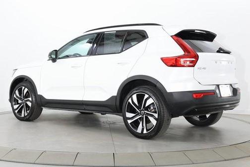 2025 Volvo XC40 B5 Plus Dark Theme