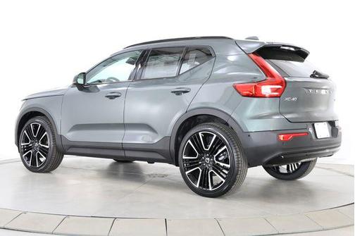 Forest Lake 2026 Volvo XC40 Plus, B5 AWD Gas (mild hybrid), Dark