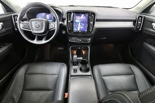 2025 Volvo XC40 B5 Core Bright Theme