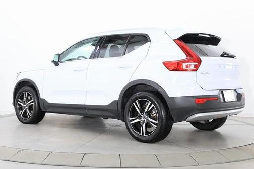 2025 Volvo XC40 B5 Core Bright Theme