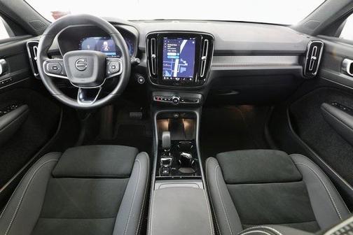 2025 Volvo XC40 B5 Plus Dark Theme