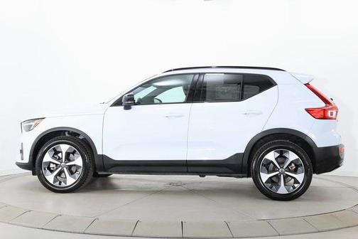 2025 Volvo XC40 B5 Plus Dark Theme