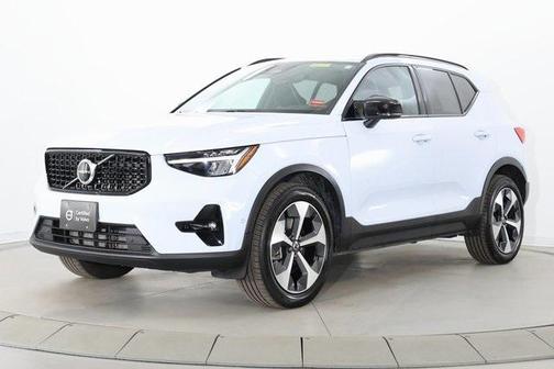 2025 Volvo XC40 B5 Plus Dark Theme