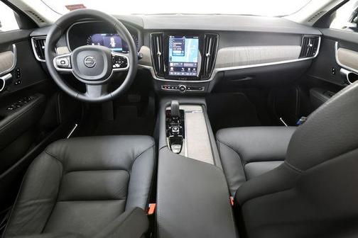 Onyx Black 2025 Volvo V90 Cross Country Plus, B6 AWD Gas (mild hybrid)