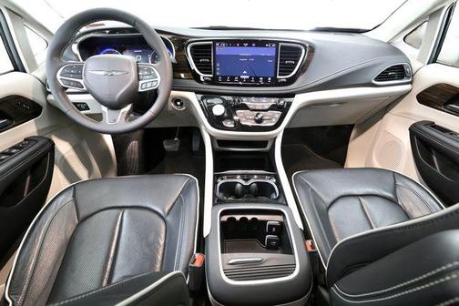 Ceramic Gray Clearcoat 2023 Chrysler Pacifica Limited