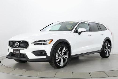 2025 Volvo V60 Cross Country B5 Plus